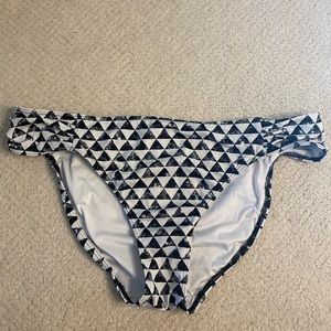 PINK black and white triangle pattern swimsuit bottoms used size medium